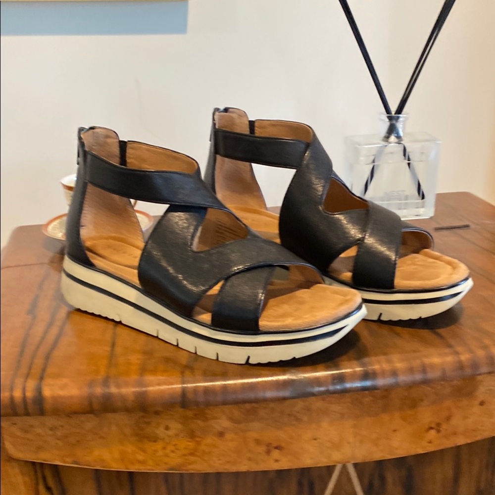 Salvia Black and Grey Platform Sandals with Sporty Design